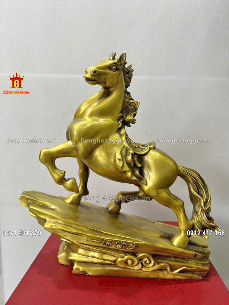 Tượng ngựa hý bằng đồng vàng được chế tác hoàn toàn thủ công